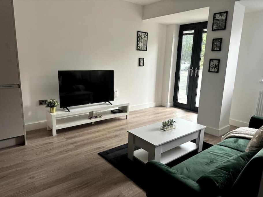 Luxury Oaks Suite, Free Private Parking, 2 Bed 2 Bathroom Apartment, Central Solihull 버밍엄 외부 사진