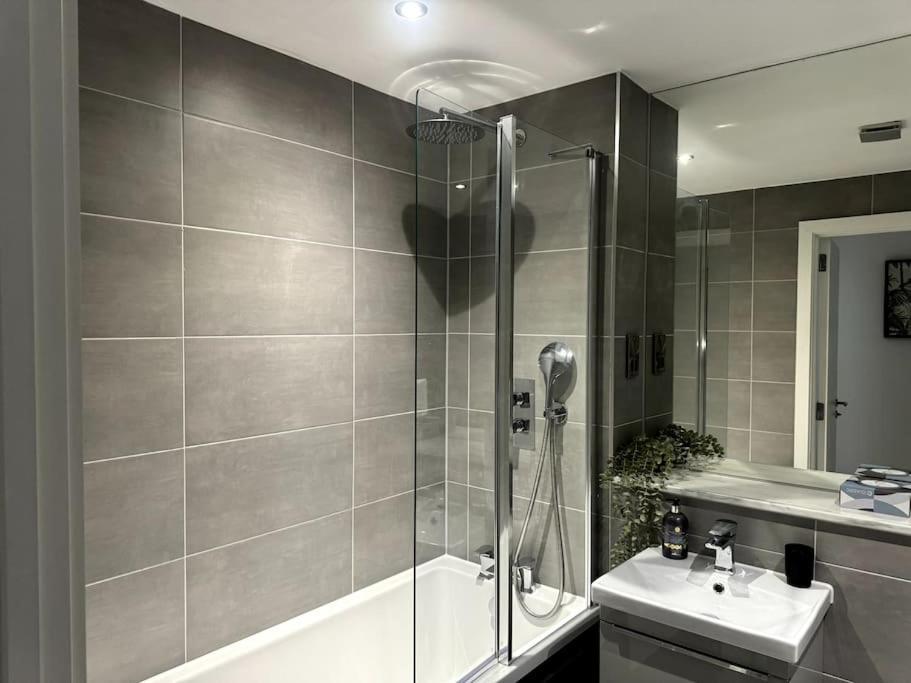 Luxury Oaks Suite, Free Private Parking, 2 Bed 2 Bathroom Apartment, Central Solihull 버밍엄 외부 사진