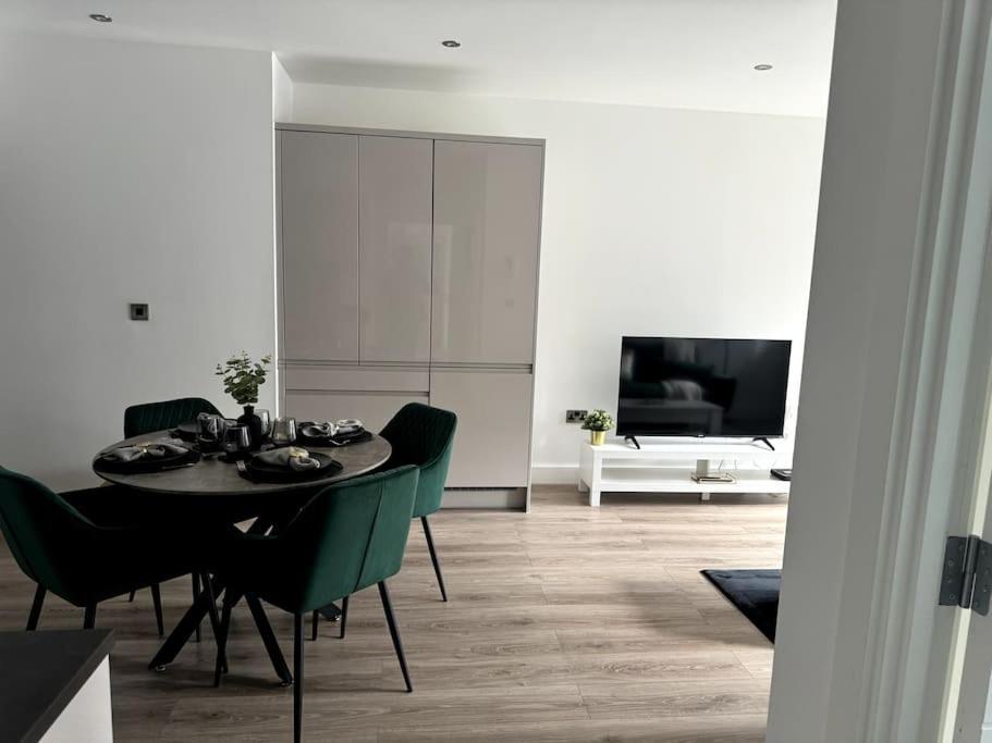 Luxury Oaks Suite, Free Private Parking, 2 Bed 2 Bathroom Apartment, Central Solihull 버밍엄 외부 사진
