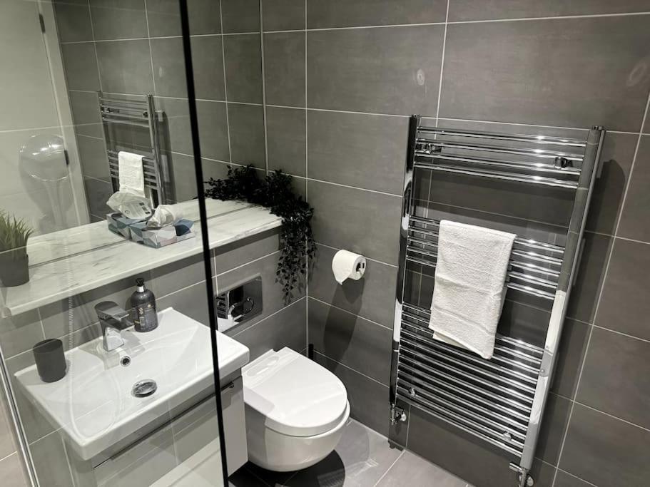 Luxury Oaks Suite, Free Private Parking, 2 Bed 2 Bathroom Apartment, Central Solihull 버밍엄 외부 사진