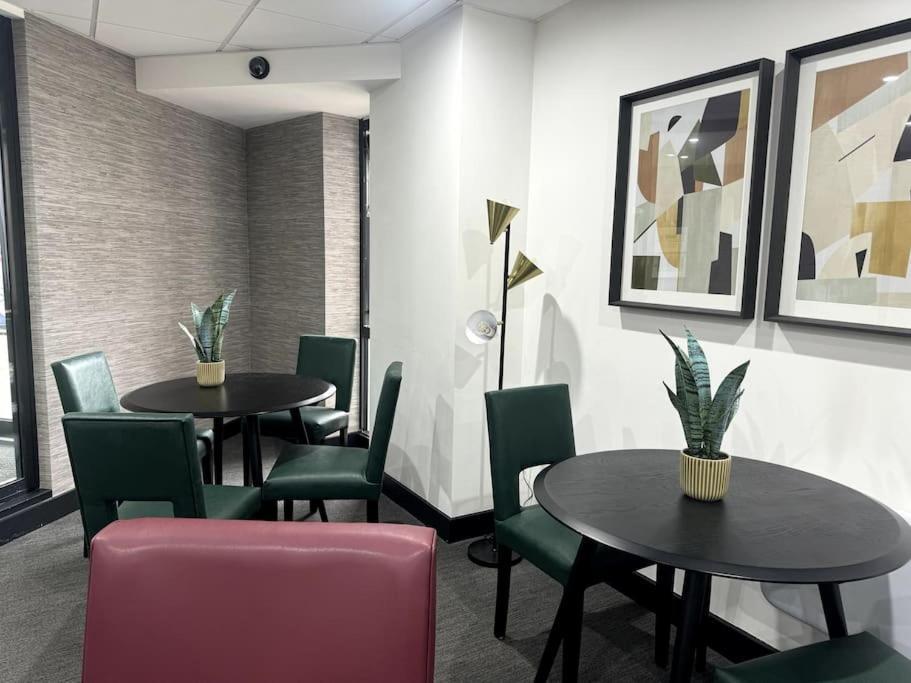 Luxury Oaks Suite, Free Private Parking, 2 Bed 2 Bathroom Apartment, Central Solihull 버밍엄 외부 사진
