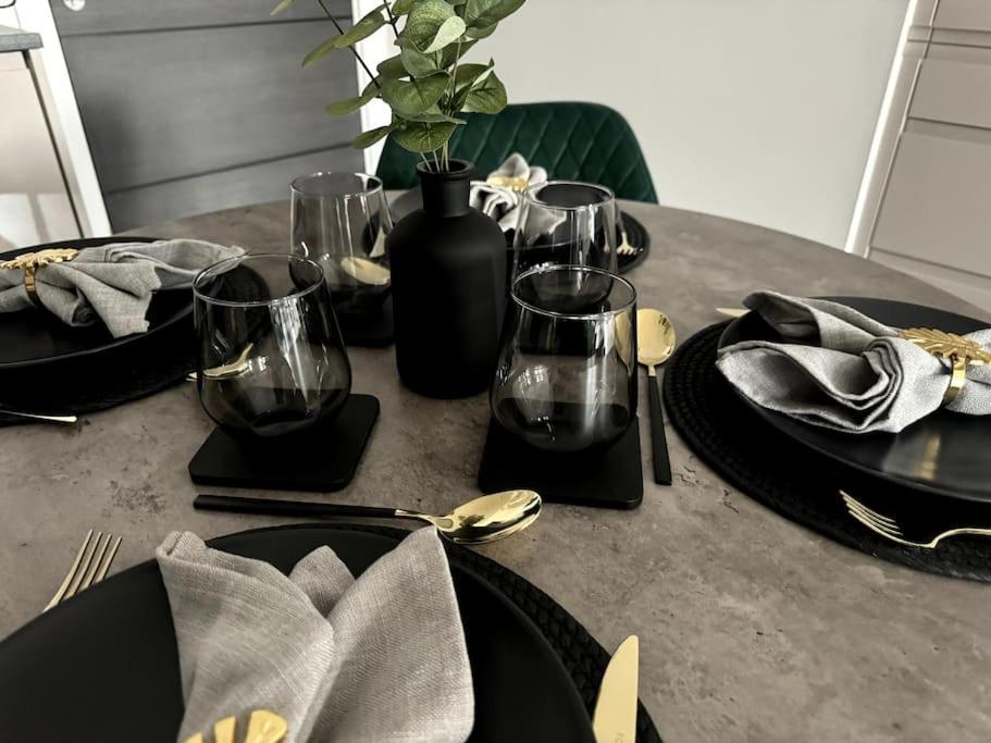 Luxury Oaks Suite, Free Private Parking, 2 Bed 2 Bathroom Apartment, Central Solihull 버밍엄 외부 사진