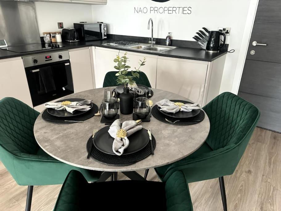 Luxury Oaks Suite, Free Private Parking, 2 Bed 2 Bathroom Apartment, Central Solihull 버밍엄 외부 사진