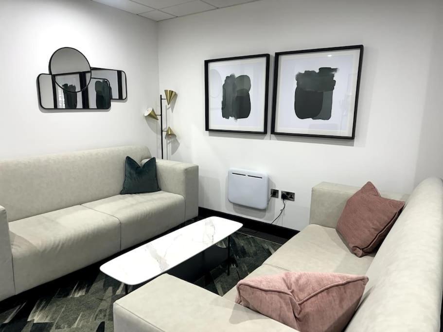 Luxury Oaks Suite, Free Private Parking, 2 Bed 2 Bathroom Apartment, Central Solihull 버밍엄 외부 사진