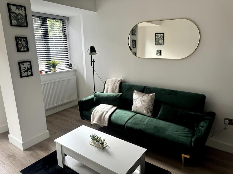 Luxury Oaks Suite, Free Private Parking, 2 Bed 2 Bathroom Apartment, Central Solihull 버밍엄 외부 사진