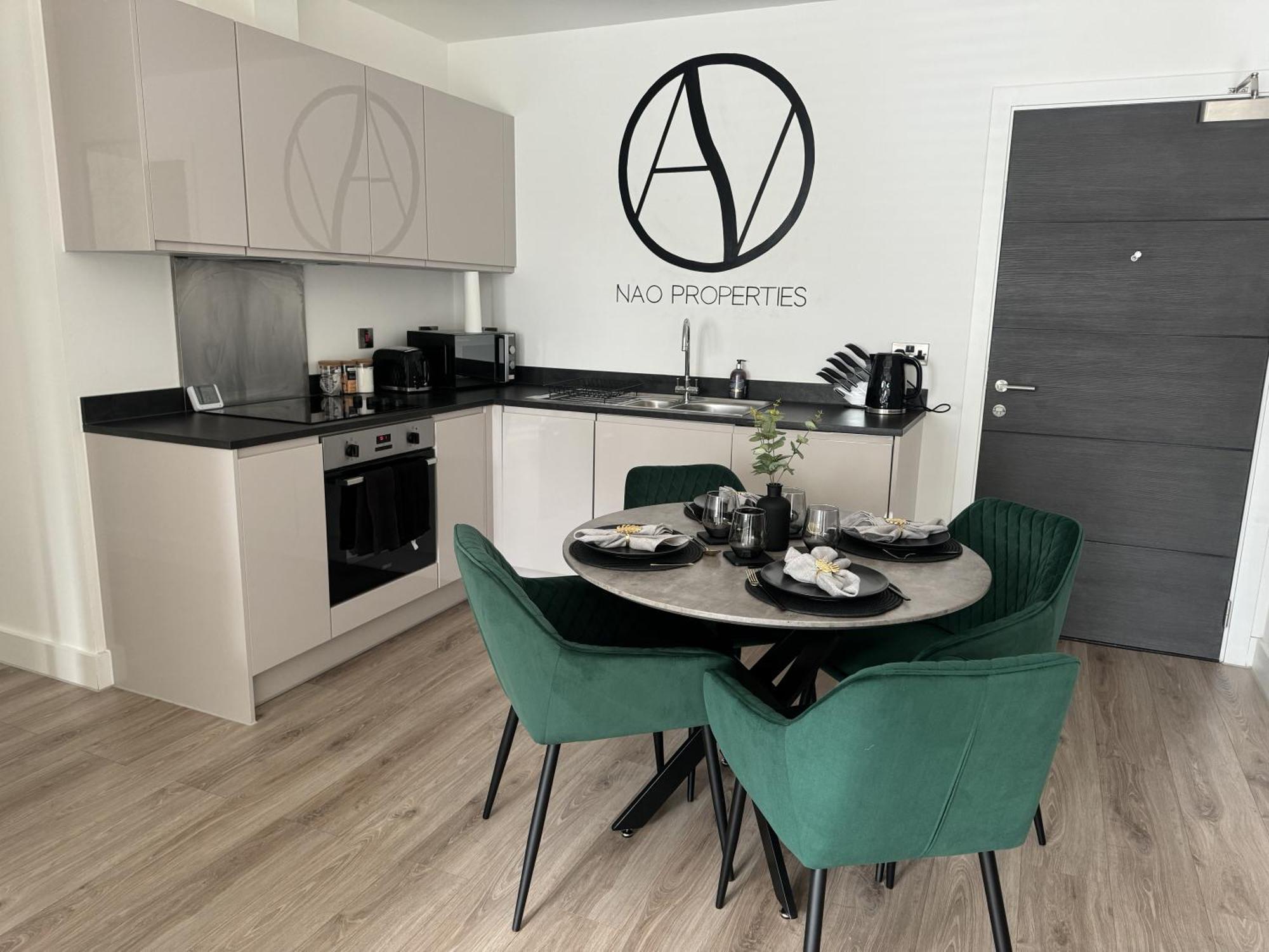 Luxury Oaks Suite, Free Private Parking, 2 Bed 2 Bathroom Apartment, Central Solihull 버밍엄 외부 사진